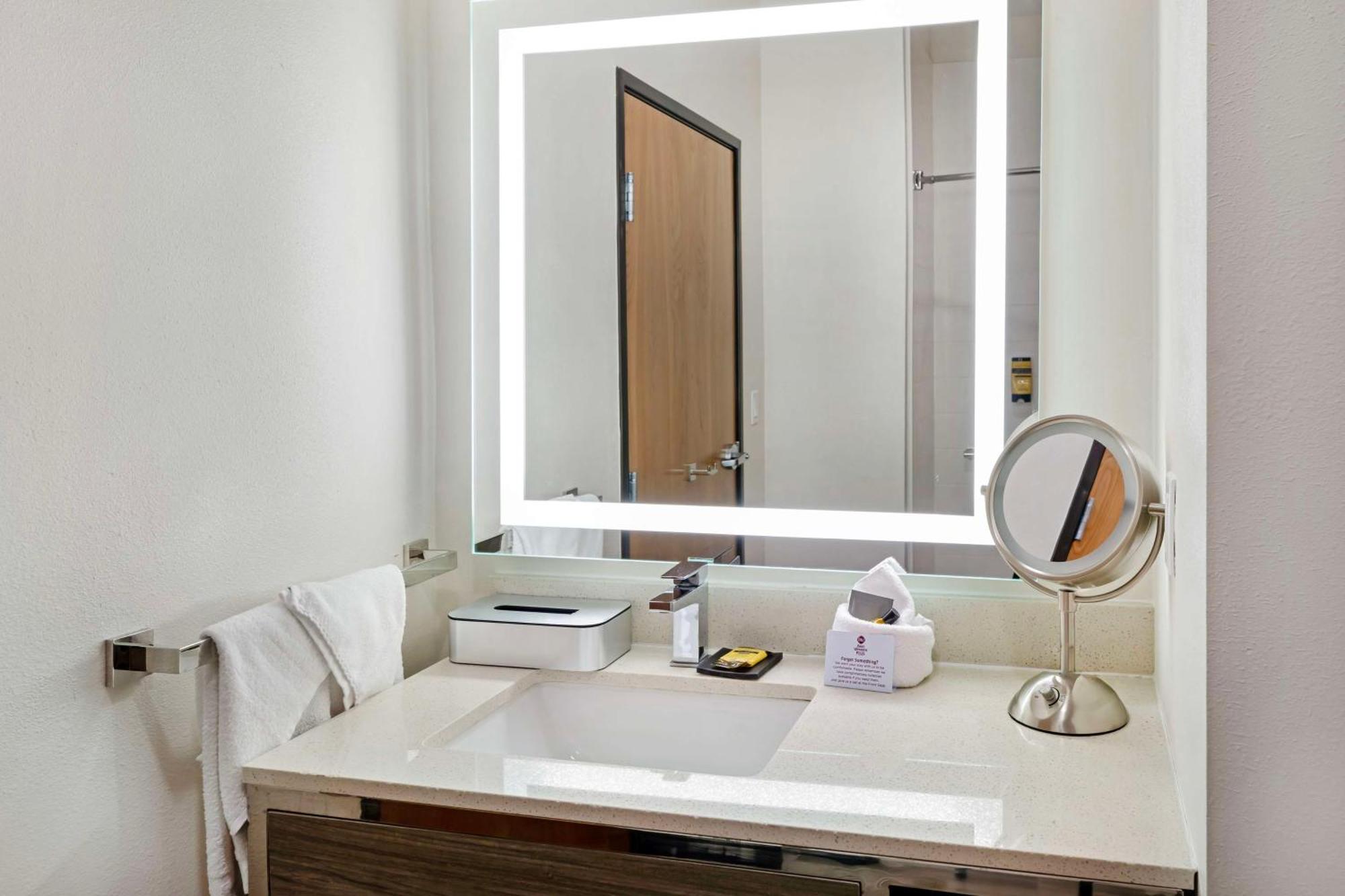 Best Western Plus Executive Residency Carlsbad Hotel Екстериор снимка