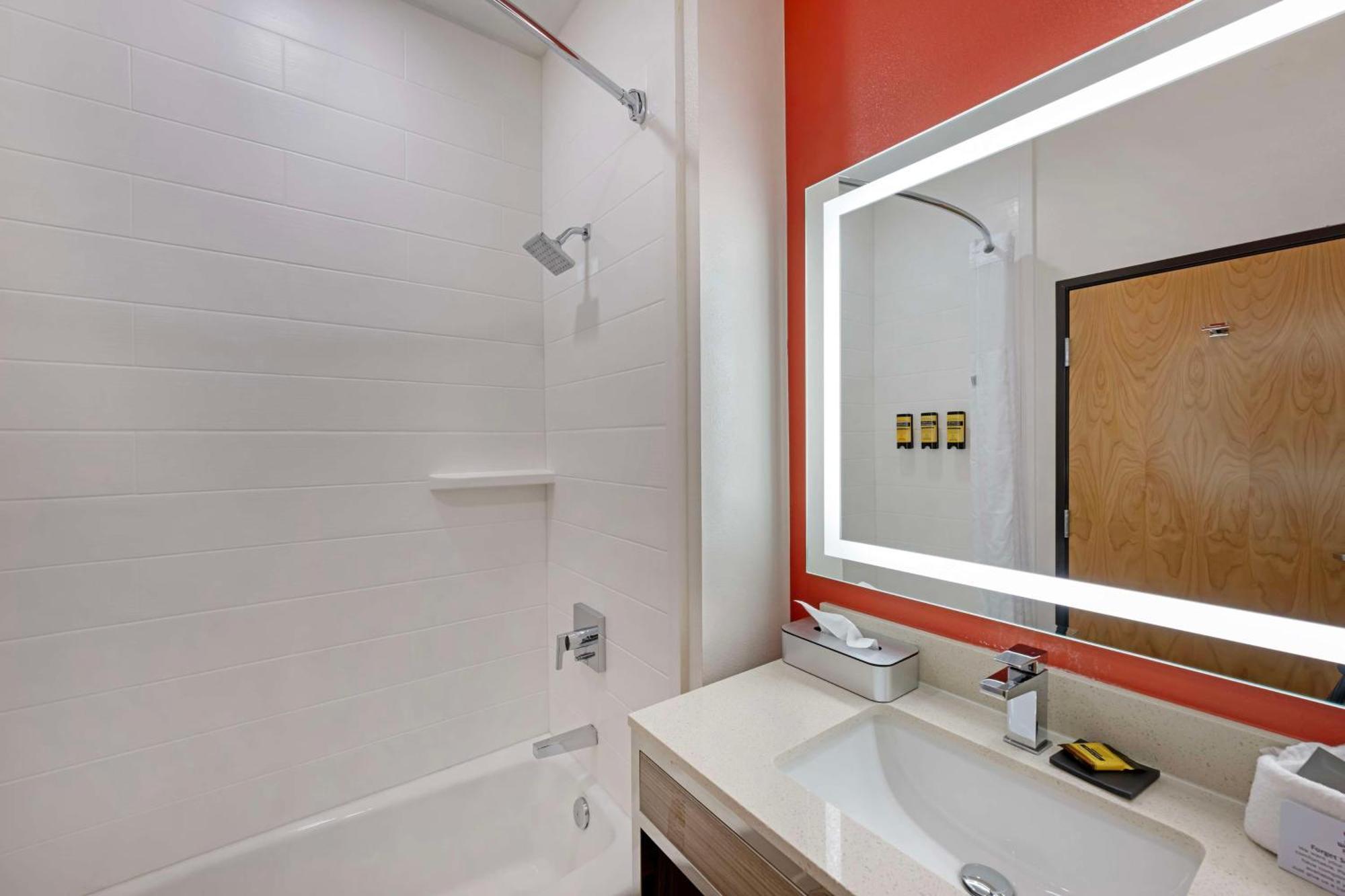 Best Western Plus Executive Residency Carlsbad Hotel Екстериор снимка